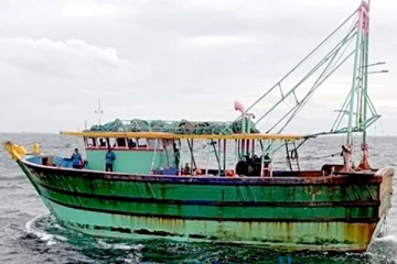 சட்டவிரோதமாக மீன்பிடியில் ஈடுபட்ட 12 இந்திய கடற்தொழிலாளர்கள் கைது(Photos)