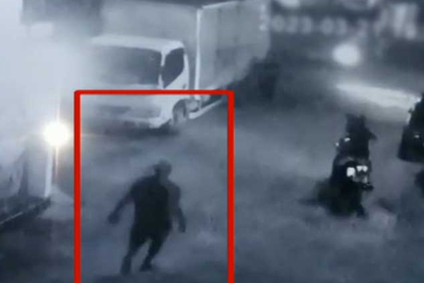தனிப்பட்ட தகராறால் கைகளை வெட்டி எடுத்து சென்ற நபர் | Person Hands Cut Off Due To A Personal Dispute