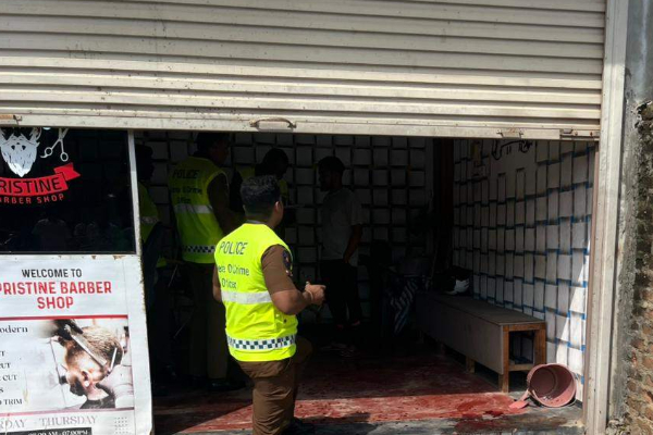 காத்தான்குடி சிகை அலங்கார நிலையத்தில் பட்டப்பகலில் அரங்கேறிய சம்பவம் | Stabbing At A Barber Shop In Kattankudy காத்தான்குடி சிகை அலங்கார நிலையத்தில் பட்டப்பகலில் அரங்கேறிய சம்பவம் | Stabbing At A Barber Shop In Kattankudy