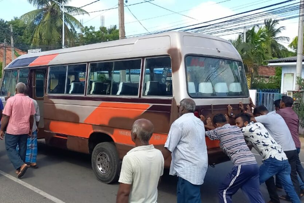 யாழில் வீதிக்கு இறங்கிய சாரதிகள் மற்றும் நடத்துனர்கள்! | Drivers And Conductors Taking Streets In Jaffna