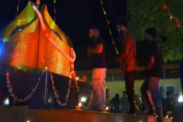 யாழ் பல்கலைக்கழகத்தில் உறவுகளில் கண்ணீருடன் மாவீரர்களுக்கு செலுத்தப்பட்ட அஞ்சலி!