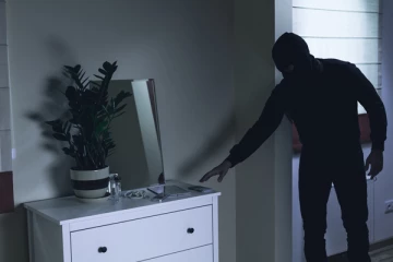 பட்டப்பகலில் வீடுடைத்து கொள்ளை : பறிபோனது 13 இலட்சம் பெறுமதியான நகை