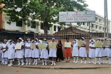 வவுனியா மாவட்ட வைத்தியசாலை சுகாதார பணியாளர்கள் ஆர்ப்பாட்டம் (Video)