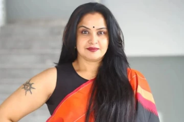 குட்டையான உடையில் எல்லைமீறி ஆடிய 46 வயது அம்மா நடிகை