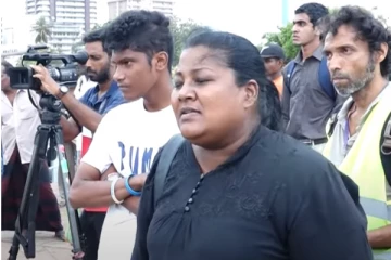 அவமானமாக உள்ளது! சீருடைகளை அணிவதற்கு படையினர் தகுதியானவர்கள் இல்லை: போராட்டக்கள பெண் ஆதங்கம்(Video)