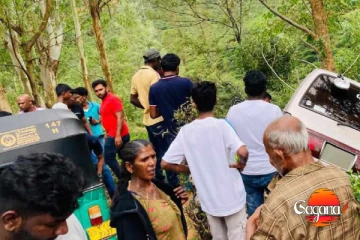 තවත් බිහිසුණු අනතුරක්...පාසල් දරුවන් සමඟ වෑන් රථයක් පල්ලමකට පෙරලේ..