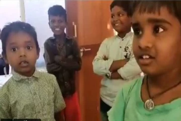 பென்சிலை திருடிட்டான், கேஸ் போடுங்க.. போலீஸ் ஸ்டேஷன் சென்ற ஒன்றாம் வகுப்பு சிறுவர்கள்! வைரல் வீடியோ