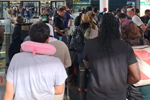 Travel chaos after radar failure closes UK airspace