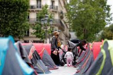 பாரிஸில் இருந்து இடமாற்றப்பட்ட அகதிகள்