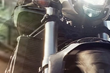 අනතුරට ලක්ව මාර්ගය දිගේ මීටර් 98 ක් දුරට ඇදී ගිය යතුරුපැදිය (VIDEO)