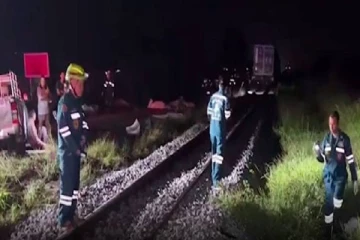 வெளிநாடொன்றில் கார் மீது மோதிய ரயில்: 8 பேர் பரிதாபமாக உயிரிழப்பு!