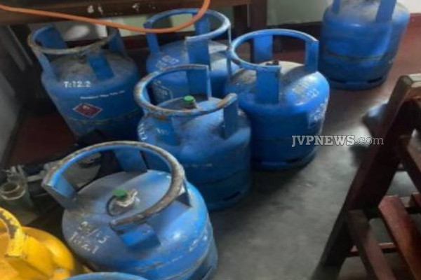 யாழில் வீடுகளிலிருந்து எரிவாயு சிலிண்டர்களை திருடிய இருவருக்கு நேர்ந்த கதி! | Two Persons Arrested Gas Cylinders Theft Jaffna