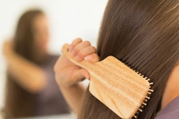 உங்க முடி  கிடுகிடுன்னு அடர்த்தியா வளரனுமா? இந்த ஒரு பொருளை இப்படி யூஸ் பண்ணுங்க போதும்!