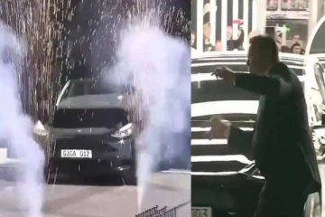 ஜெர்மனியில் டெஸ்லா தொழிற்சாலை திறப்பு - உற்சாகத்தில் மாஸாக குத்தாட்டம் போட்ட எலான் மஸ்க்