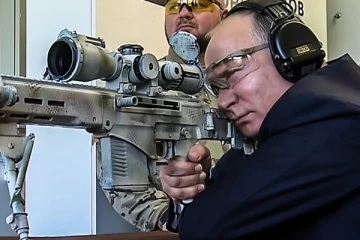 கருப்பு உடைகளில் வந்த புடின்., புதிய ஸ்னைப்பர் துப்பாக்கியை சுட்டுப்பார்க்கும் வீடியோ வைரல்