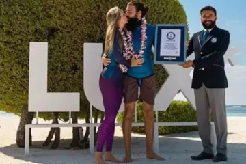 நீருக்கடியில் முத்தம் கொடுத்து சாதனை படைத்த காதலர்கள்! வெற்றிக்கு இதுதான் காரணமாம்