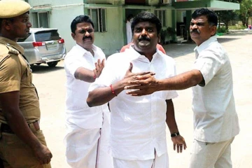 விஜயபாஸ்கர் வீட்டில் ரெய்டு - சிக்கிய முக்கிய ஆவணங்களின் விவரம்!