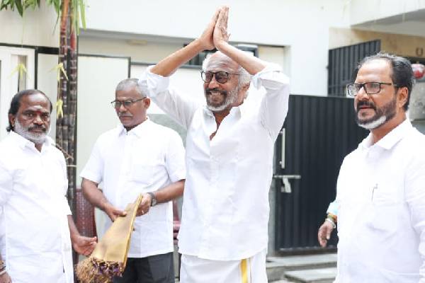 அவரு சூப்பர் ஸ்டார்ப்பா!! தலைவரையே தட்டை கரண்டியால் தட்டவைத்த பேரன்கள்.. | Rajinikanth Pongal Celebrate With His Family