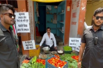 தக்காளிக்கு பவுன்சர் பாதுகாப்பு; ஸ்மார்ட்போனுக்கு தக்காளி இலவசம் - விநோத வியாபாரிகள் !