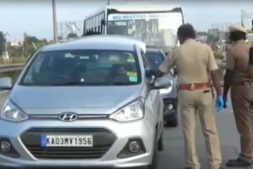 கர்நாடகாவிலிருந்து தமிழகத்திற்கு மதுபாட்டில்களை கடத்த முயன்ற மூவர் கைது..!