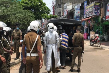 கடற்படை சீருடையை பயன்படுத்தி பெற்றோல் பெற்ற வீரர்!