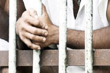 විත්ති කූඩුවට රැගෙන යමින් සිටි රැඳවියෙකු පලා යයි.