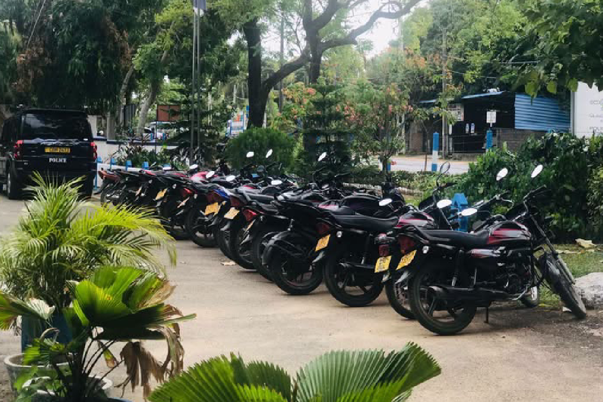 தலைக்கவசமின்றி பயணித்தவர்களுக்கு எதிராக வழக்கு; போக்குவரத்து பிரிவினர் அதிரடி | Case Against Those Travelling Without Helmets தலைக்கவசமின்றி பயணித்தவர்களுக்கு எதிராக வழக்கு; போக்குவரத்து பிரிவினர் அதிரடி | Case Against Those Travelling Without Helmets
