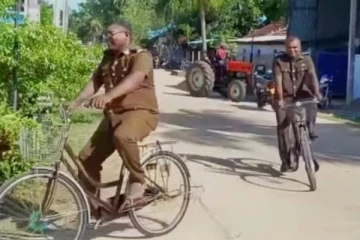 எரிபொருள் நெருக்கடியால் சைக்கிளில் வலம் வரும் சுகாதார பரிசோதகர்கள்!