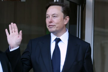 ஊழியரிடம் பகிரங்கமாக மன்னிப்பு கேட்ட எலான் மஸ்க்!