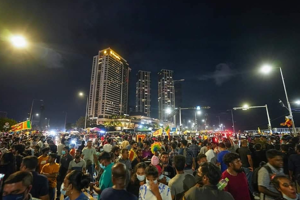 ஆர்.பிரேமதாச மைதானம் போல் காட்சியளித்த காலி முகத்திடல் ஆர்ப்பாட்டம்! | Galle Face Tonight Looks Like Cricket Matches ஆர்.பிரேமதாச மைதானம் போல் காட்சியளித்த காலி முகத்திடல் ஆர்ப்பாட்டம்! | Galle Face Tonight Looks Like Cricket Matches