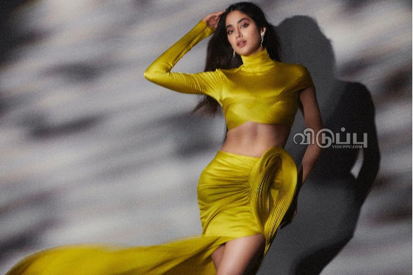 வெறும் துண்டை சுற்றிக்கொண்டு விருது விழாவுக்கு வந்த ஸ்ரீதேவி மகள்!! ஷாக்காகும் ரசிகர்கள்.. | Actress Janhvi Kapoor Latest Award Visit Photos