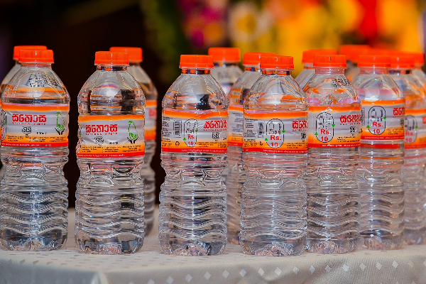 எறியப்படும் வெற்றுத் தண்ணீர் போத்தல் 10ரூபா! அரசாங்கத்தின் புதிய திட்டம் (படங்கள்) - ஐபிசி தமிழ்