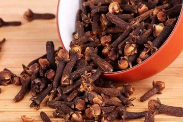 சுடு தண்ணீரில் 2 கிராம்பு போட்டு குடிங்க: ஏகப்பட்ட அதிசயத்தை கண்கூடாக காண்பீர்கள்