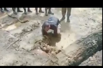 சேற்று தண்ணீரில் மூழ்கி பயிற்சி எடுக்கும் இந்திய ராணுவ வீரர்கள் - நெஞ்சை பதற வைக்கும் வீடியோ வைரல்