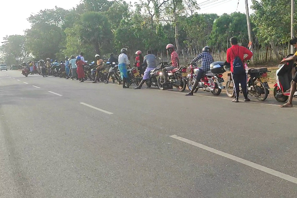 புதுக்குடியிருப்பில் பெட்ரோலுக்கு நீண்ட வரிசையில் மக்கள் கூட்டம் (Photos) | Crowds Line Up For Petrol At New Residence