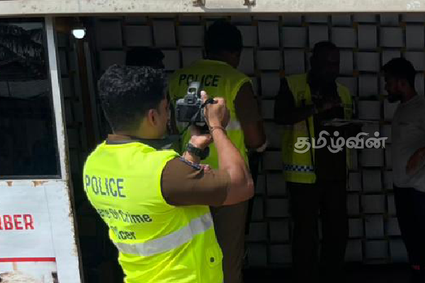 மட்டக்களப்பில் வணிக நிலையத்திற்குள் புகுந்து இளைஞன் மீது கத்திக்குத்து | Youth Stabbed Idol Decoration Center In Kattankudy மட்டக்களப்பில் வணிக நிலையத்திற்குள் புகுந்து இளைஞன் மீது கத்திக்குத்து | Youth Stabbed Idol Decoration Center In Kattankudy