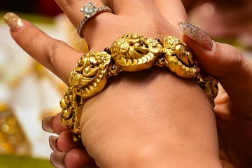 கடும் உச்சத்தில் தங்கம் விலை - இன்றைய ரேட் எவ்வளவு தெரியுமா?