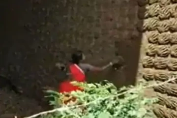 மிரள வைத்த தமிழ் பெண்....வெச்ச குறி தப்பாது வேற லெவலில் வறட்டி தட்டும் பெண்!