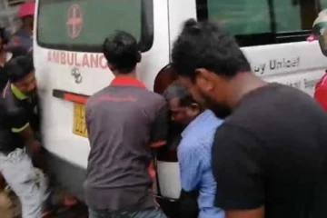 අධික මත්පැන් පානය කළ ගිලන් රථ රියදුරු පාර දිගින් දිගට රථය හප්පයි..සීසීටීවී දර්ශන සහිතයි..(CCTV VIDEO)