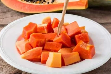 பப்பாளி பழத்தை யாரெல்லாம் மறந்தும் கூட சாப்பிடக் கூடாது? எச்சரிக்கை.. உயிருக்கே உலை வைக்கும்