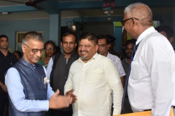 மன்னார் மாவட்ட பொது வைத்தியசாலைக்கு இந்திய உயர்ஸ்தானிகர் திடீர் விஜயம் (Photos)