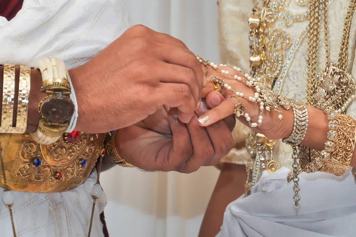 திருமண கொண்டாட்டத்தில் மணமகளுக்கு அதிர்ச்சி - திடீரென மாயமான தங்க நகைகள் | Wedding Gift Stolen By Helper திருமண கொண்டாட்டத்தில் மணமகளுக்கு அதிர்ச்சி - திடீரென மாயமான தங்க நகைகள் | Wedding Gift Stolen By Helper
