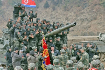 இராணுவ தாங்கியை ஓட்டிய வடகொரிய தலைவரால் பரபரப்பு