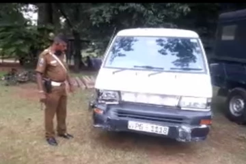 வான் மோட்டார் சைக்கிள் மோதியதில் இருவர் படுகாயம்! - சாரதி கைது(Photos)