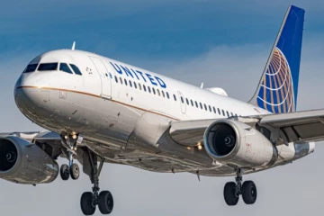 பறந்துகொண்டிருந்த விமானத்தில் பயணியின் செயலால் அதிர்ச்சி!