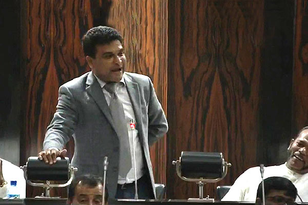 நாடாளுமன்றத்தில் உடை மாற்றிய அமைச்சர் : சபாநாயகரிடம் முறைப்பாடு | Sri Lanka Parliament Nalin Bandara