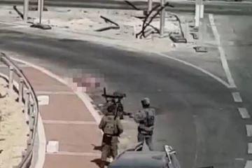 இஸ்ரேல் வீரர்களை துப்பாக்கியுடன் நெருங்கிய பெண்! - பதிவாகியுள்ள காட்சி