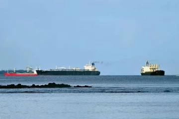 அமெரிக்கத் தடைகளால் இலங்கை அருகே சிக்கியுள்ள 20 ஈரானிய கப்பல்கள்