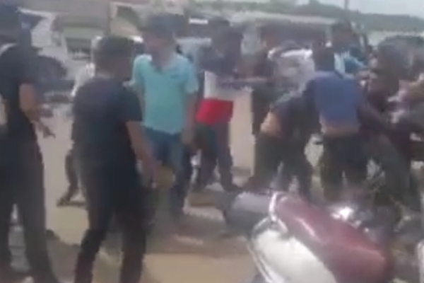 தனியார் கல்லூரி மாணவர்கள் இடையே மோதல்  - கற்களை வீசி தாக்குதல் - தமிழ்நாடு