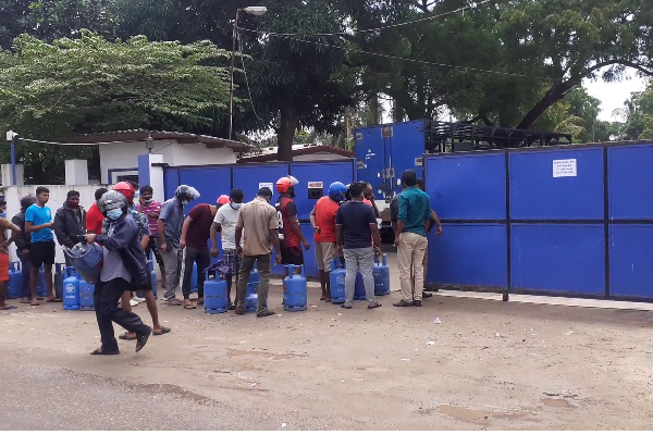 யாழ்ப்பாண நகரில் எரிவாயு சிலிண்டர்களை கொள்வனவு செய்வதற்காக நீண்ட வரிசையில் காத்திருந்த  மக்கள்! - ஐபிசி தமிழ்